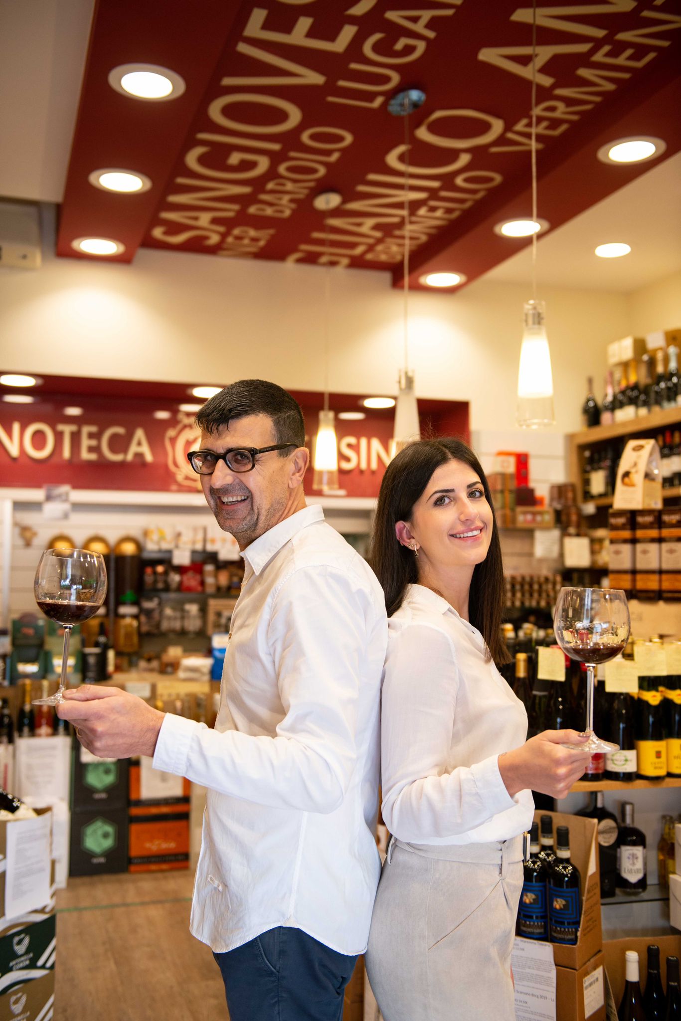 Foto di Chiara e Massimiliano in Enoteca Gensini
