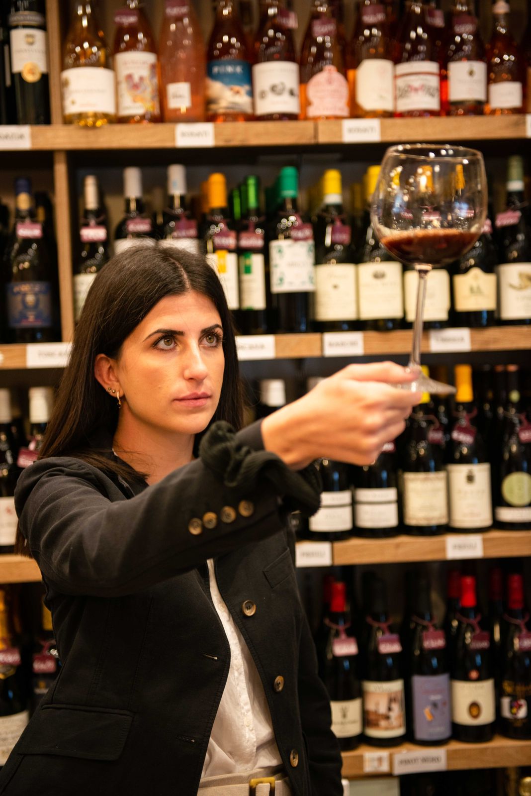 Foto di Chiara che osserva un calice